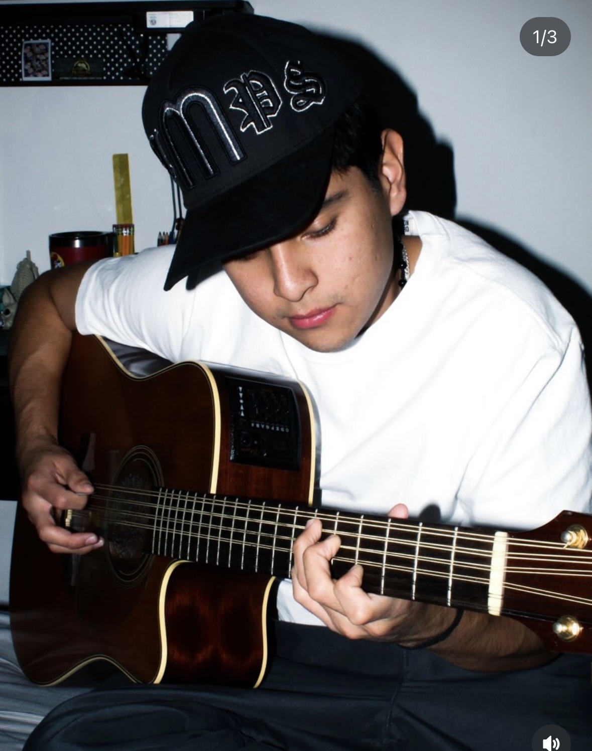 Dario Vazquez tocando guitarra