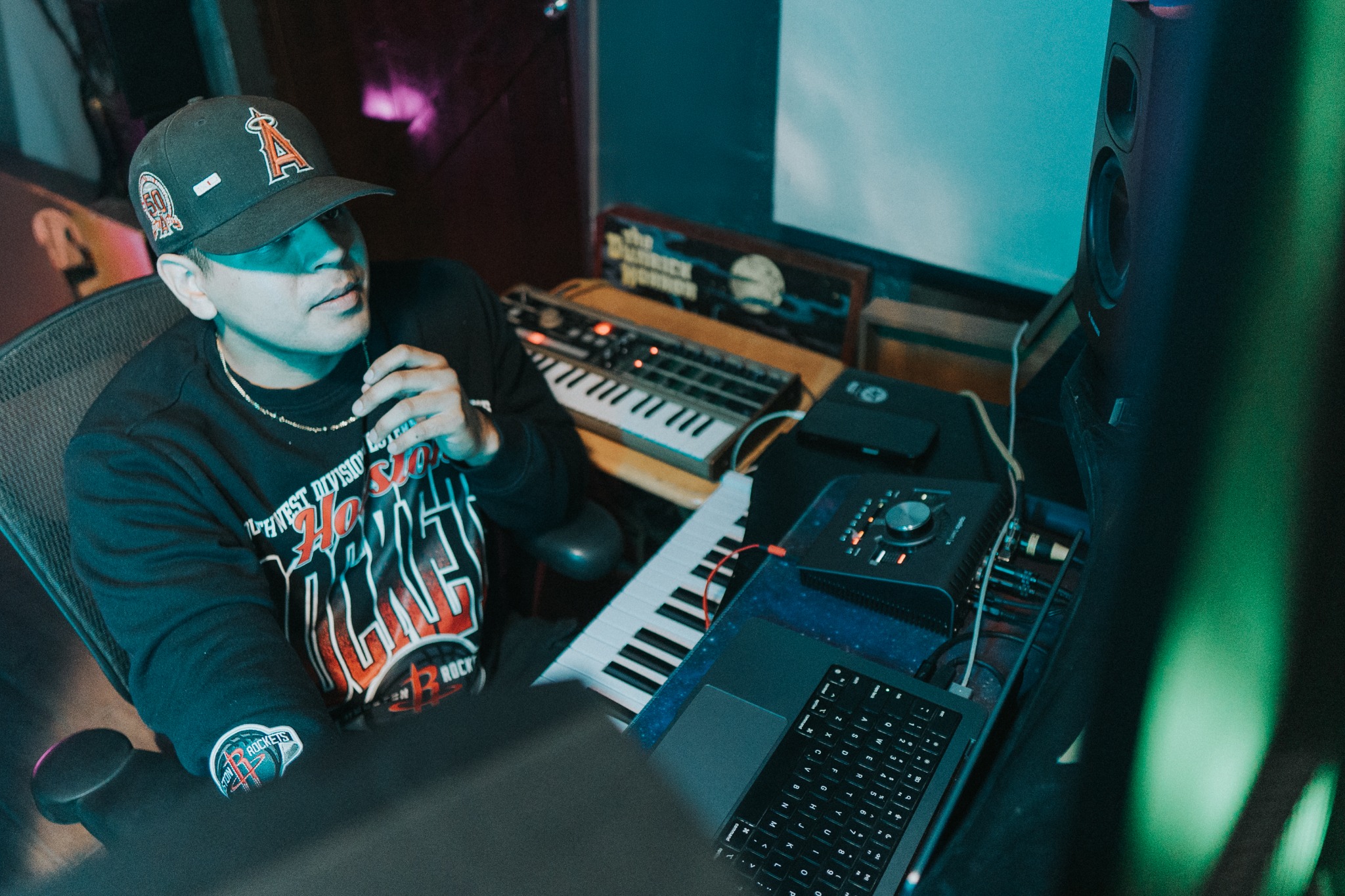 JupaBeats trabajando frente a sus monitores, teclado e interfaz en Relative Studio